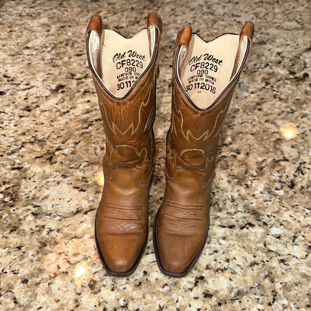 SZ 9  LITTLE GIRLS OLD WEST BOOTS. IN GREAT CONDITION. REAL LEATHER.
